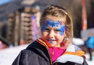 Défilé des enfants costumés avec Samba Unidos et l'Happy_Les Orres
