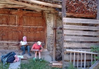 Les petits explorateurs et les maisons fustes_Molines-en-Queyras