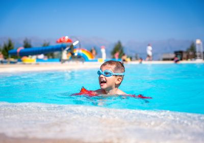 Piscine en plein air, se baigner l'été aux Orres, Hautes-Alpes