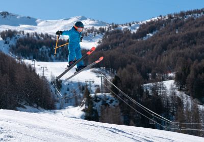 Dans les Hautes-Alpes, les enfants profitent des espaces ludiques aux Orres 