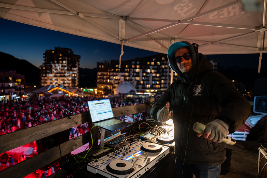 DJ Mike Hayes sur les pistes aux Orres, Alpes du sud