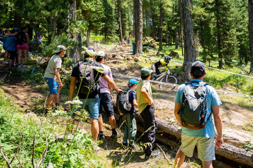 Le public observe les coureurs à l'Ixs Downhill Cup aux Orres