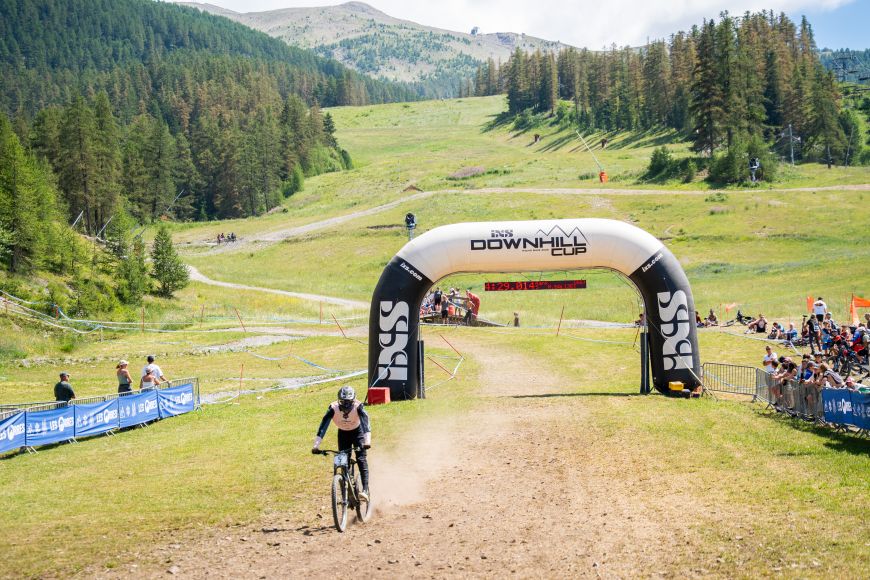 L'arrivée des athlètes à l'IXS Downhill Cup des Orres
