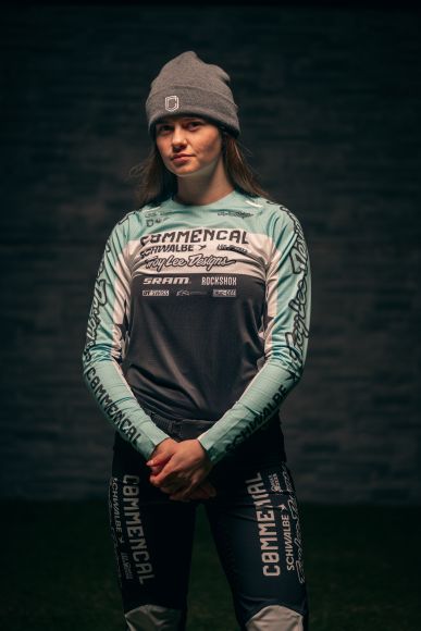 Lisa Baumann team Commencal Les Orres, VTT DH Alpes du sud