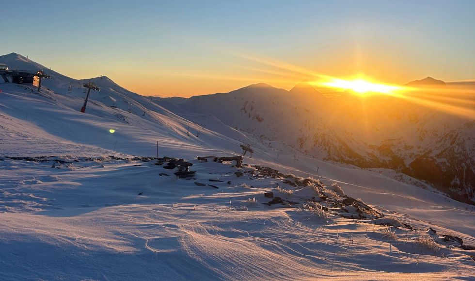 Station Les Orres au coucher du soleil, Hautes-Alpes