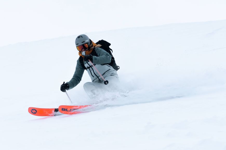 Ski et poudreuse à la station de ski Les Orres, Hautes-Alpes