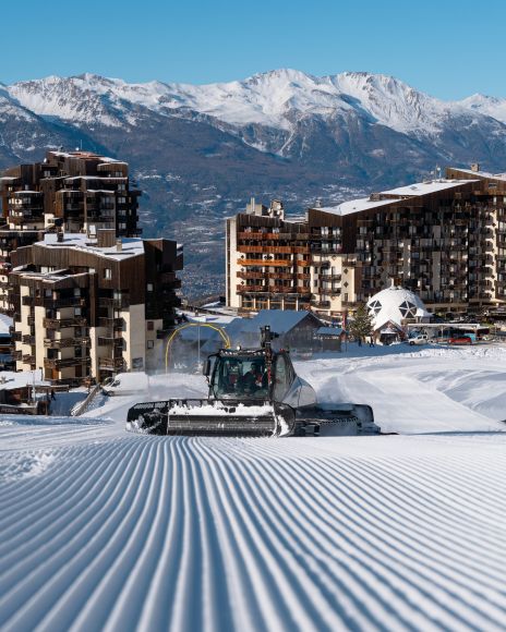Dameuse pistes de ski station Les Orres, Alpes du sud