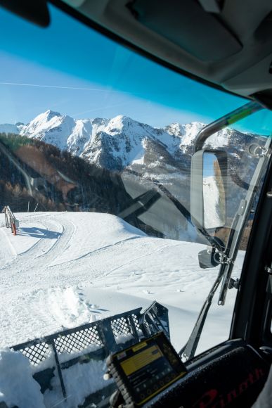 Dameuse pistes de ski station Les Orres, Alpes du sud