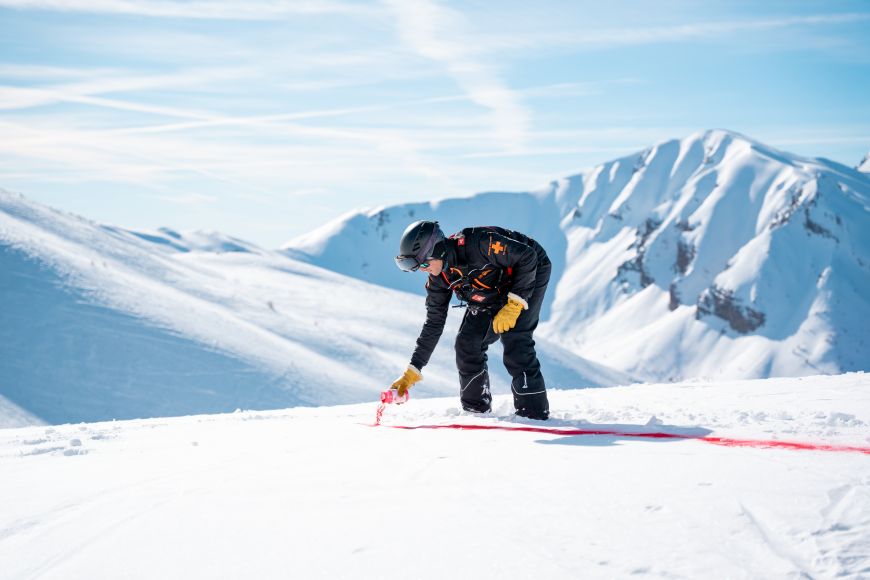 Pisteur exercice avalanche station de ski Les Orres, Alpes du sud