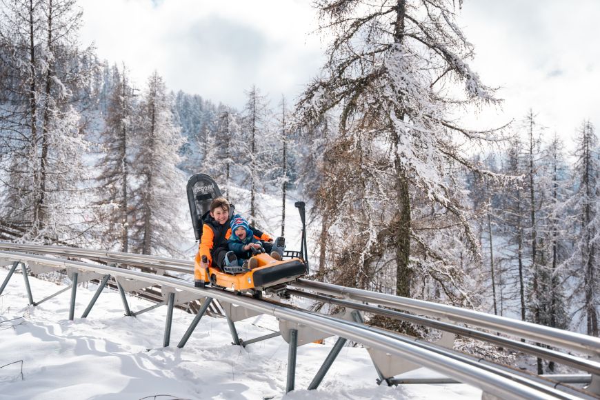 luge sur rail hiver Les Orres, activités en famille dans les Hautes-Alpes