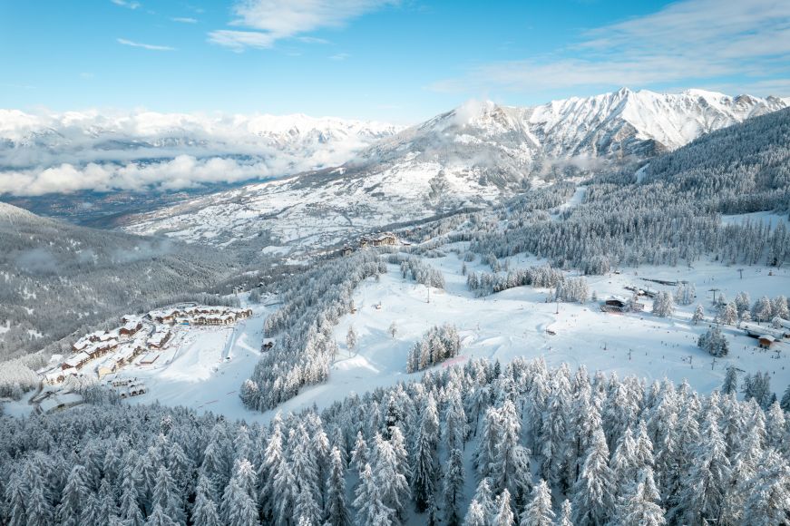 Paysage vue panoramique station de ski Les Orres, Hautes-Alpes