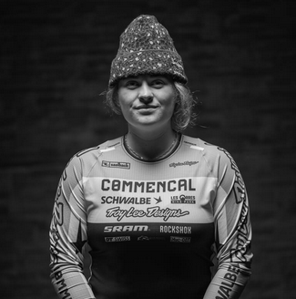 Valentina Höll team commencal