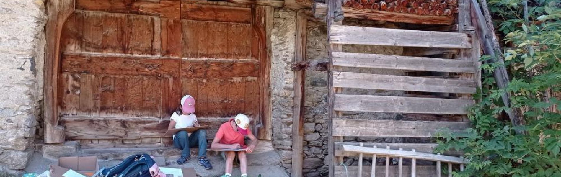 Les petits explorateurs et les maisons fustes_Molines-en-Queyras