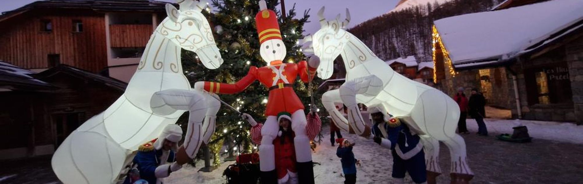 Déambulation : Les rennes de Noël_Les Orres - Déambulation : Les rennes de Noël_Les Orres