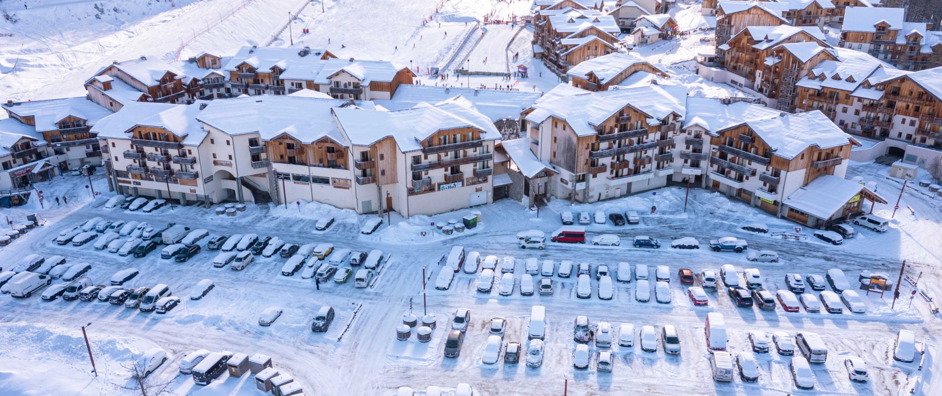 Les Orres parking 1800 Terre rouge hiver