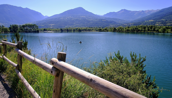 Plan d'eau d'Embrun, activités en famille au pied des montagne des Orres