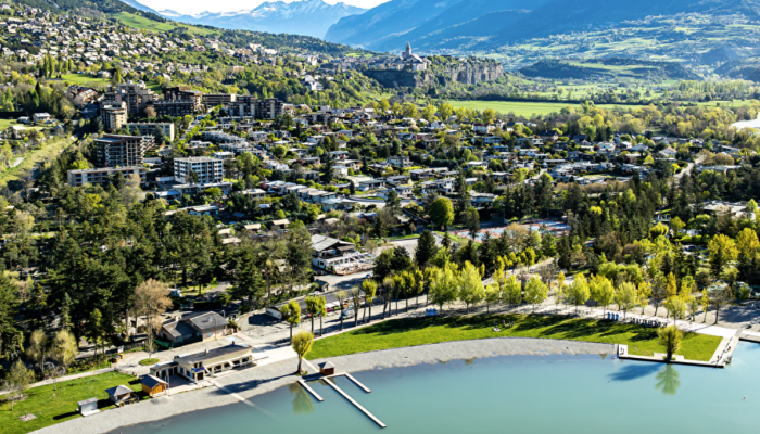 Plan d'eau d'Embrun, activités en famille au pied des montagne des Orres