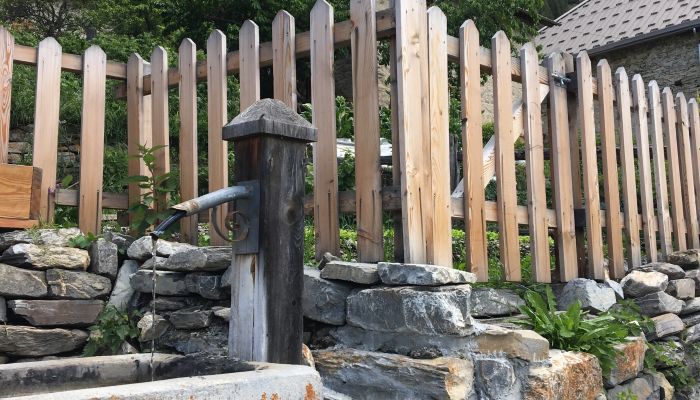 Patrimoine et fontaine des Hautes Alpes aux Orres, hameau Les Ribes.
