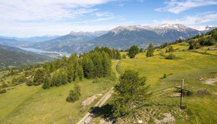 Croix de Libouret chef-lieu Les Orres, panorama sur les montagnes des Hautes-Alpes