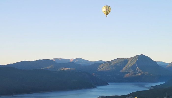 Lac de serre-Ponçon, au pied des montagnes des Orres dans les Hautes-Alpes