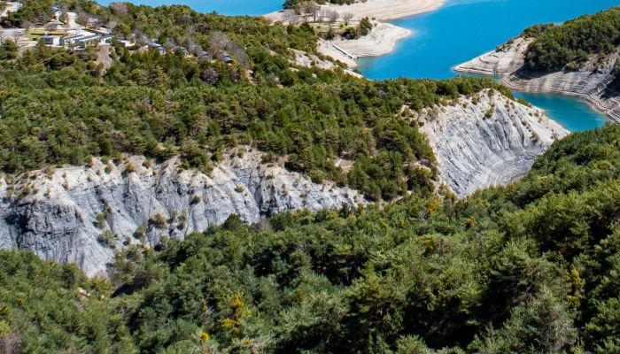 Lac de serre-Ponçon, au pied des montagnes des Orres dans les Hautes-Alpes