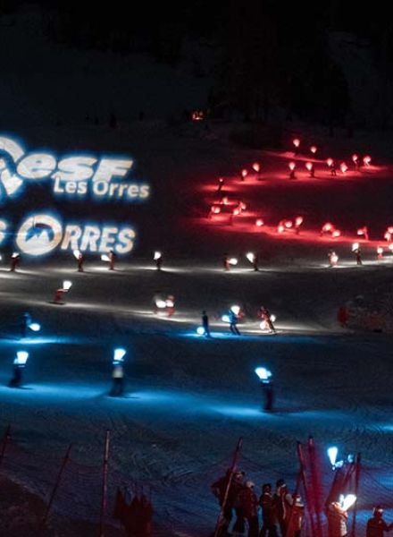 Les Orres descente aux flambeaux ESF