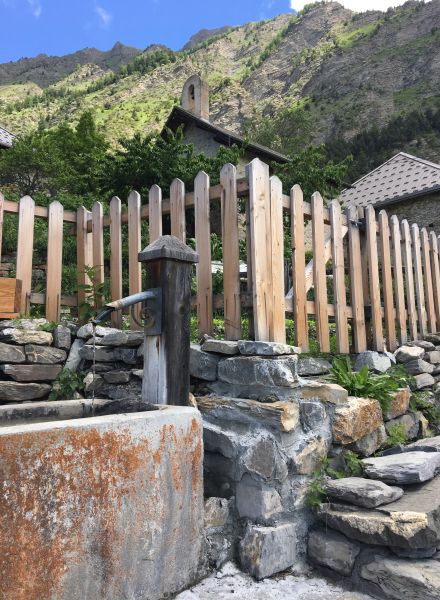 Patrimoine et fontaine des Hautes Alpes aux Orres, hameau Les Ribes.