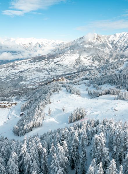 Paysage vue panoramique station de ski Les Orres, Hautes-Alpes