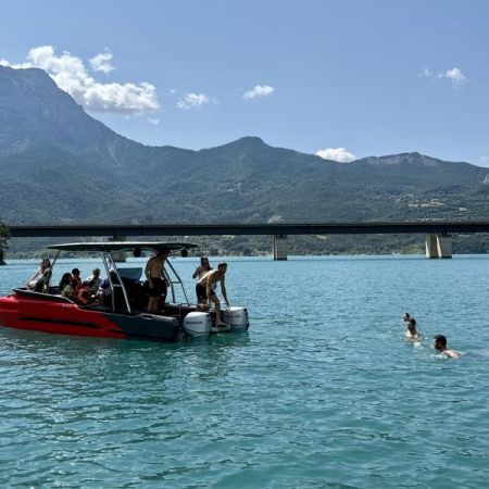 Moment convivial sur le catamaran - 