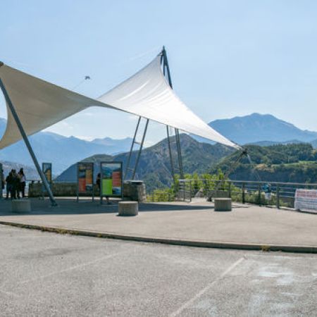 Parking au Belvédère du barrage de Serre-Ponçon - Parking au Belvédère du barrage de Serre-Ponçon