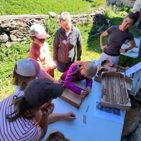 Les p'tits explorateurs et les esprits domestiques_Molines-en-Queyras - Maisons traditionnelles Molines en Queyras