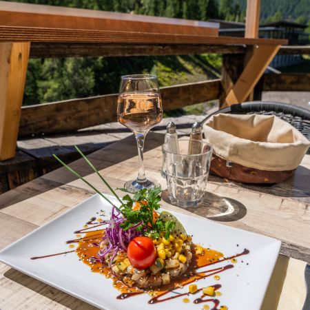 Restaurant aux Orres en été, Hautes-Alpes