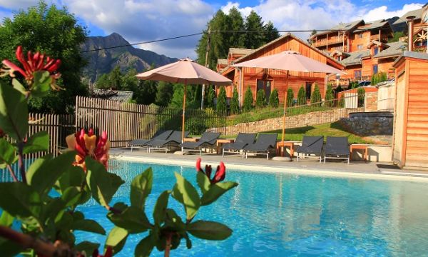 Hébergement Les Orres 1550 piscine fleurs